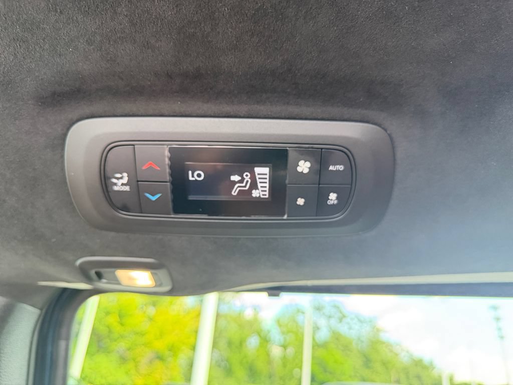 Used 2025 Chrysler Pacifica Pinnacle w/ Trailer Tow Group FWD image 19