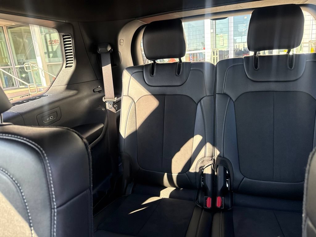 Used 2024 Jeep Grand Cherokee L Altitude RWD image 17