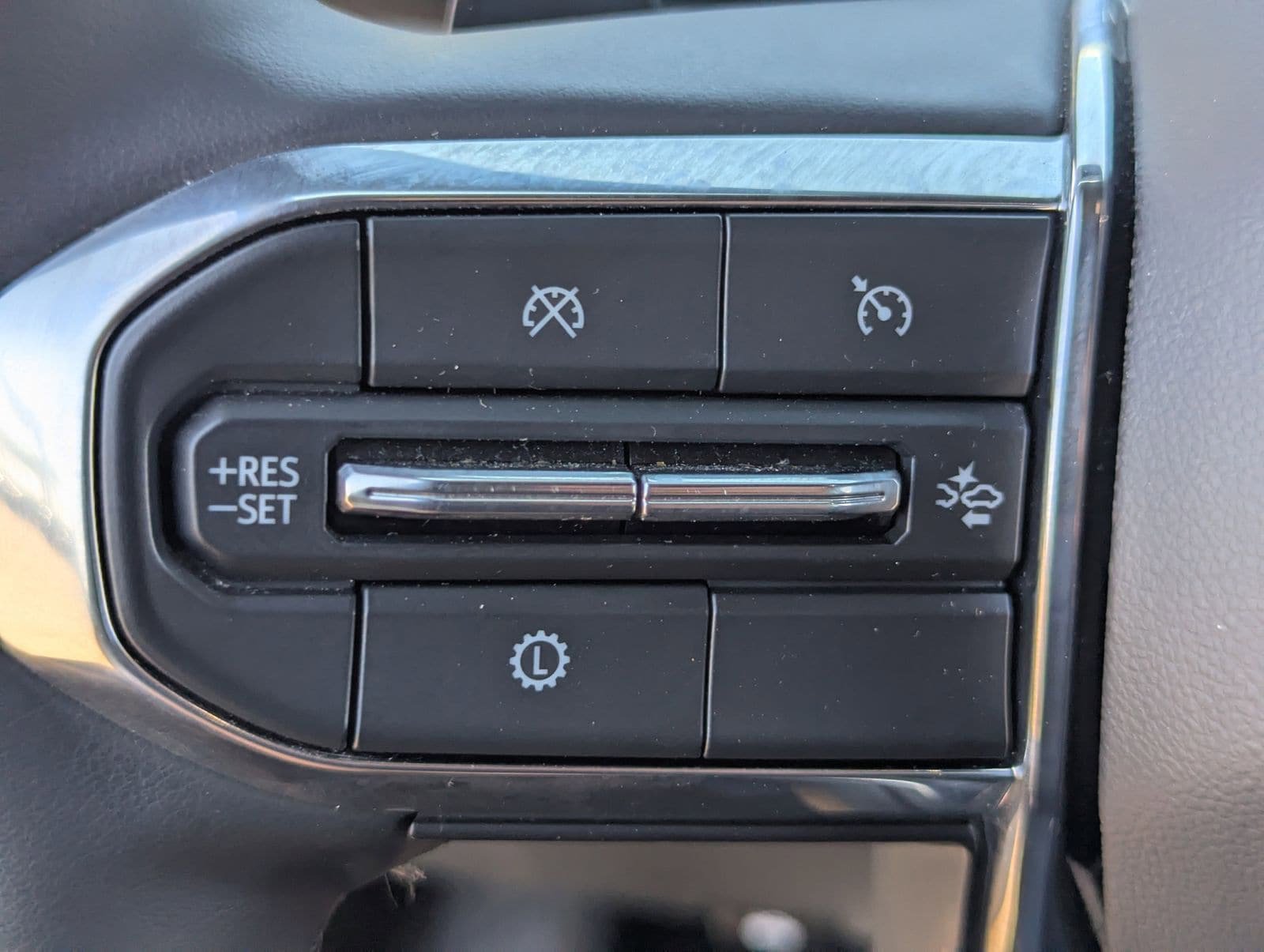 Used 2025 GMC Yukon XL Denali AWD/4WD image 27