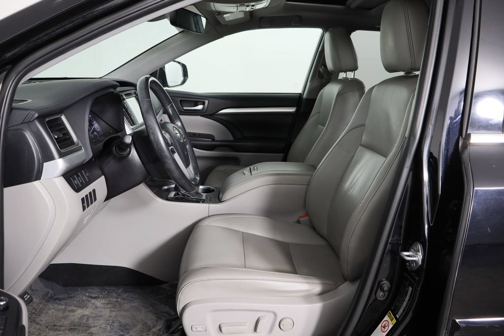 Used 2019 Toyota Highlander XLE AWD/4WD image 16