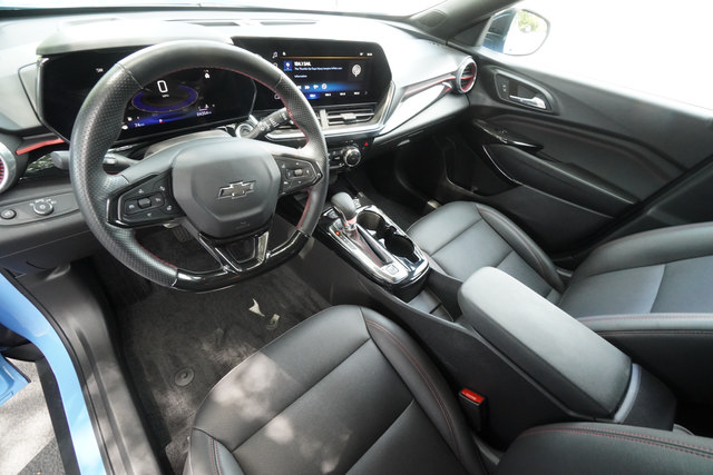 Used 2024 Chevrolet Trax RS w/ Sunroof Package FWD image 19