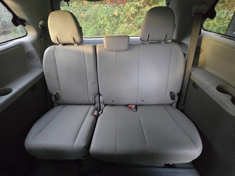 Used 2012 Toyota Sienna XLE w/ Premium Pkg FWD image 19