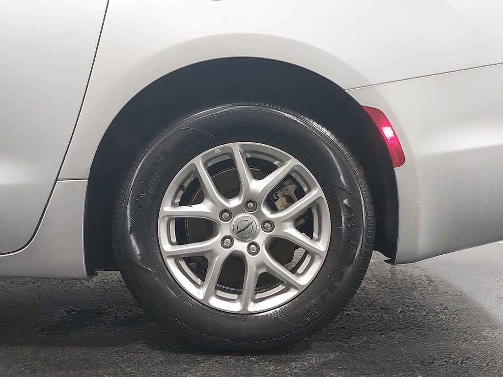 Used 2024 Chrysler Pacifica Touring-L image 35