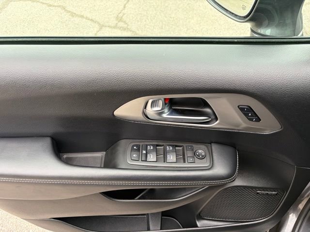 Used 2022 Chrysler Pacifica Limited w/ Uconnect Theater Family Group FWD image 25
