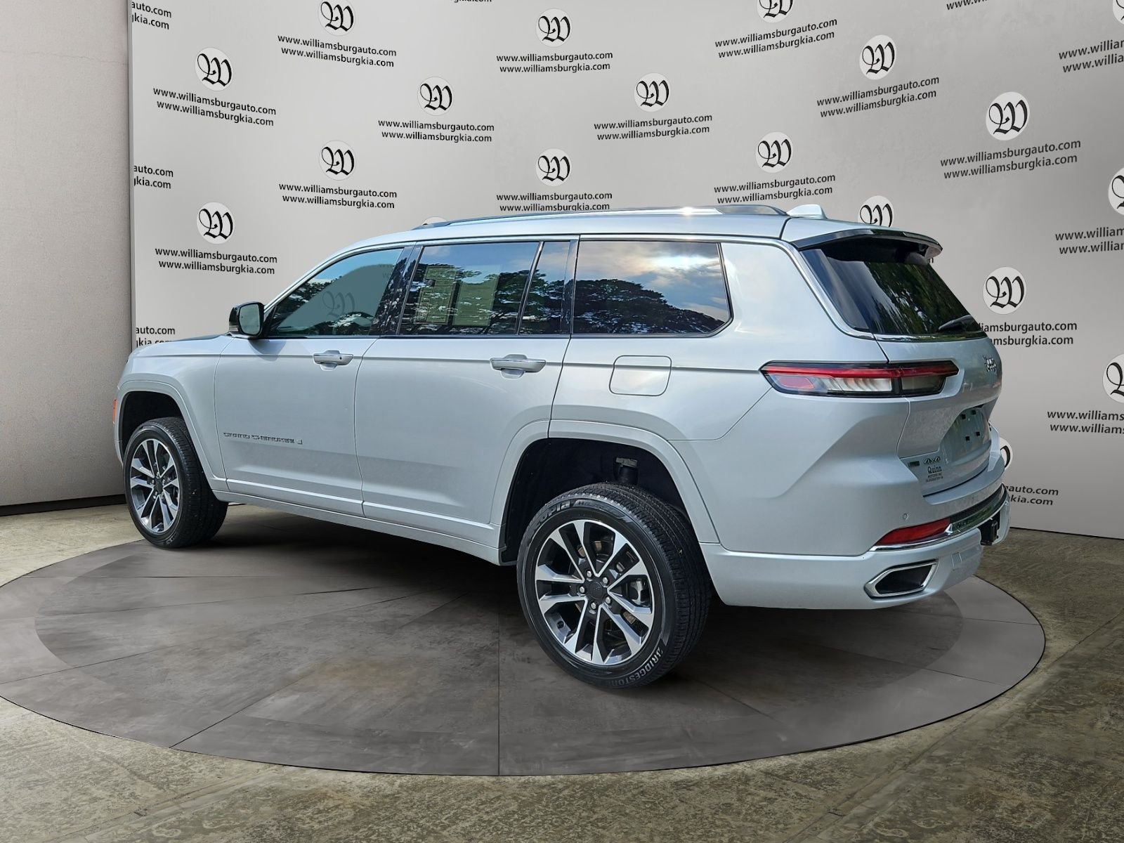 Used 2021 Jeep Grand Cherokee L Overland w/ Luxury Tech Group IV AWD/4WD image 3