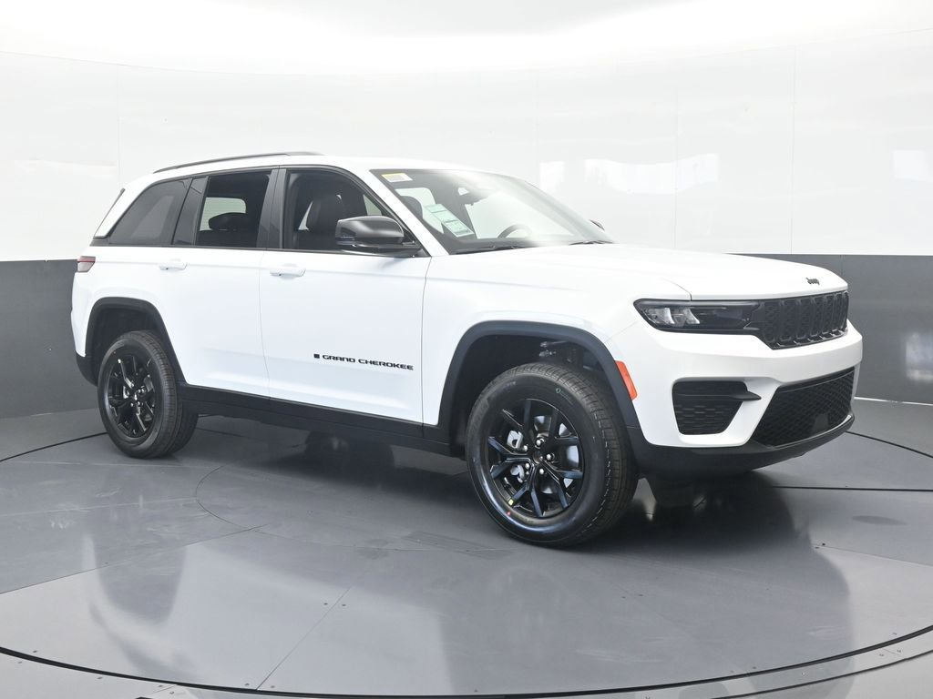 Used 2025 Jeep Grand Cherokee Altitude RWD image 8