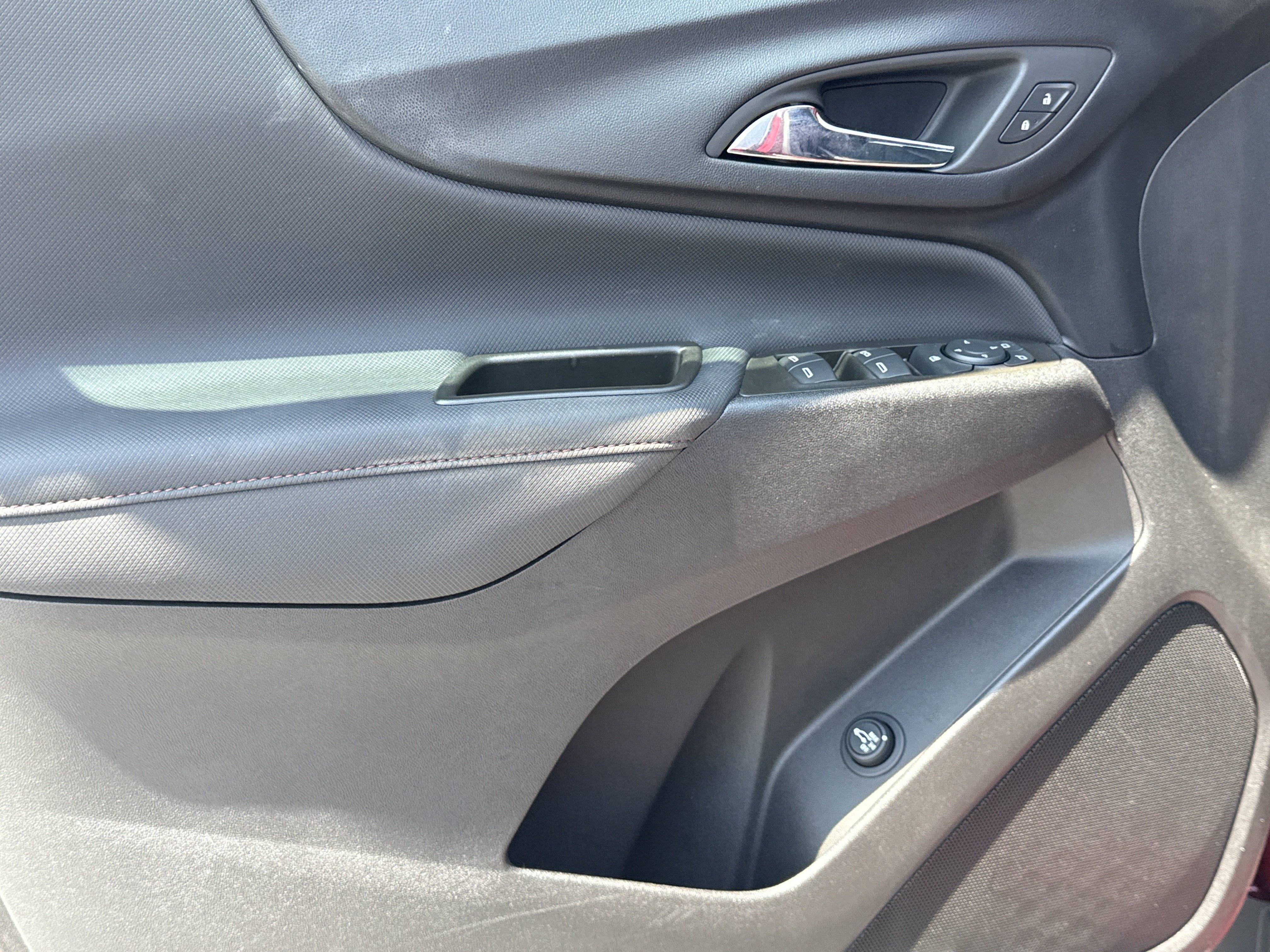 Used 2023 Chevrolet Equinox RS w/ RS Leather Package FWD image 24