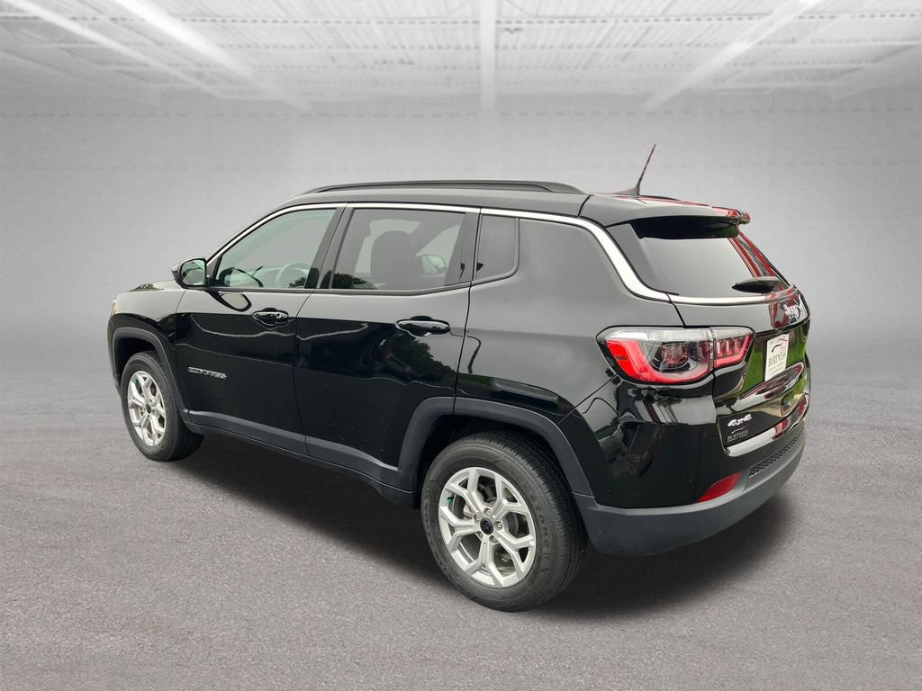 Used 2025 Jeep Compass Latitude w/ Sun & Sound Group AWD/4WD image 4