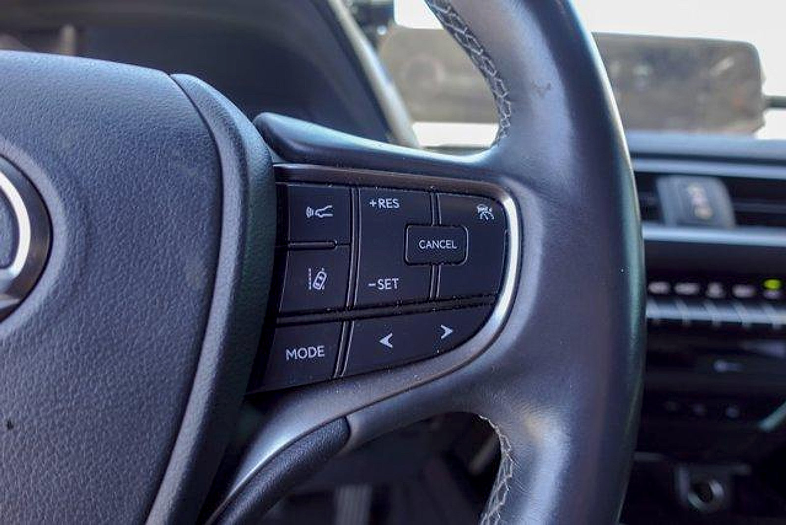 Used 2019 Lexus UX 200 w/ Premium Package FWD image 16