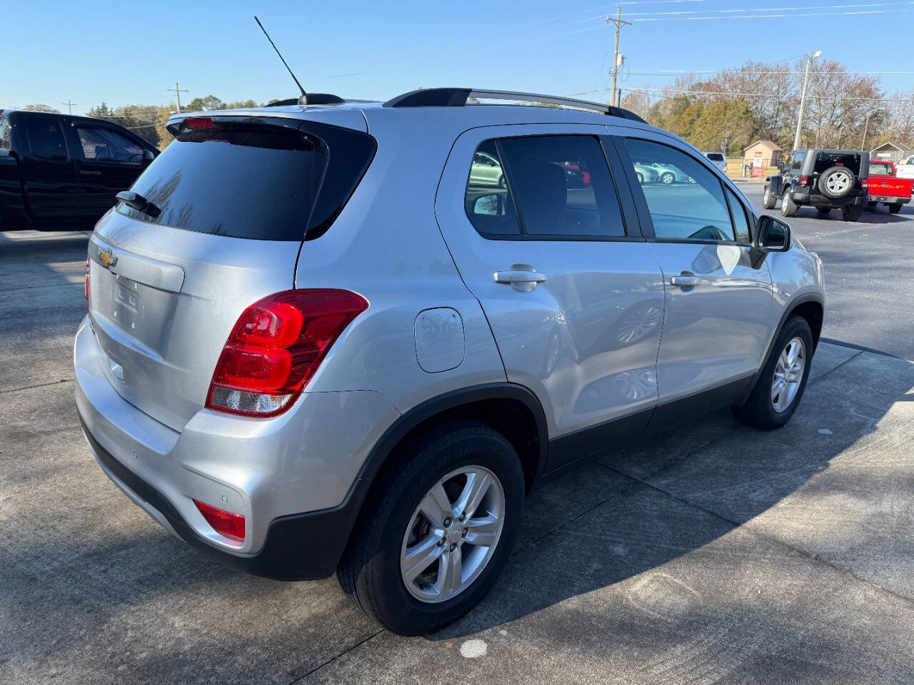 Used 2022 Chevrolet Trax LT w/ Premium Seat Package AWD/4WD image 4