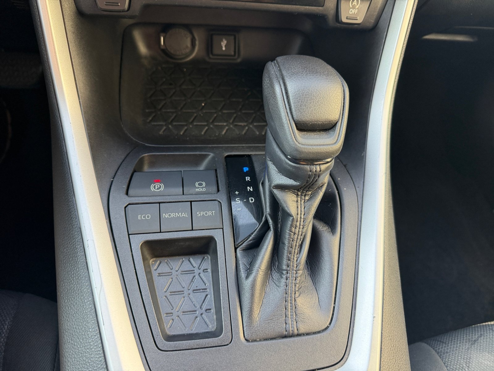 Used 2021 Toyota RAV4 XLE w/ Convenience Package FWD image 25
