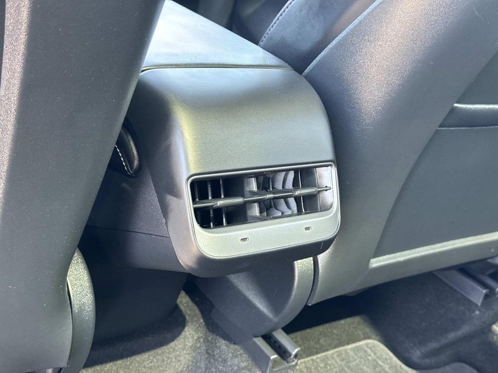 Used 2022 Tesla Model Y Long Range image 24