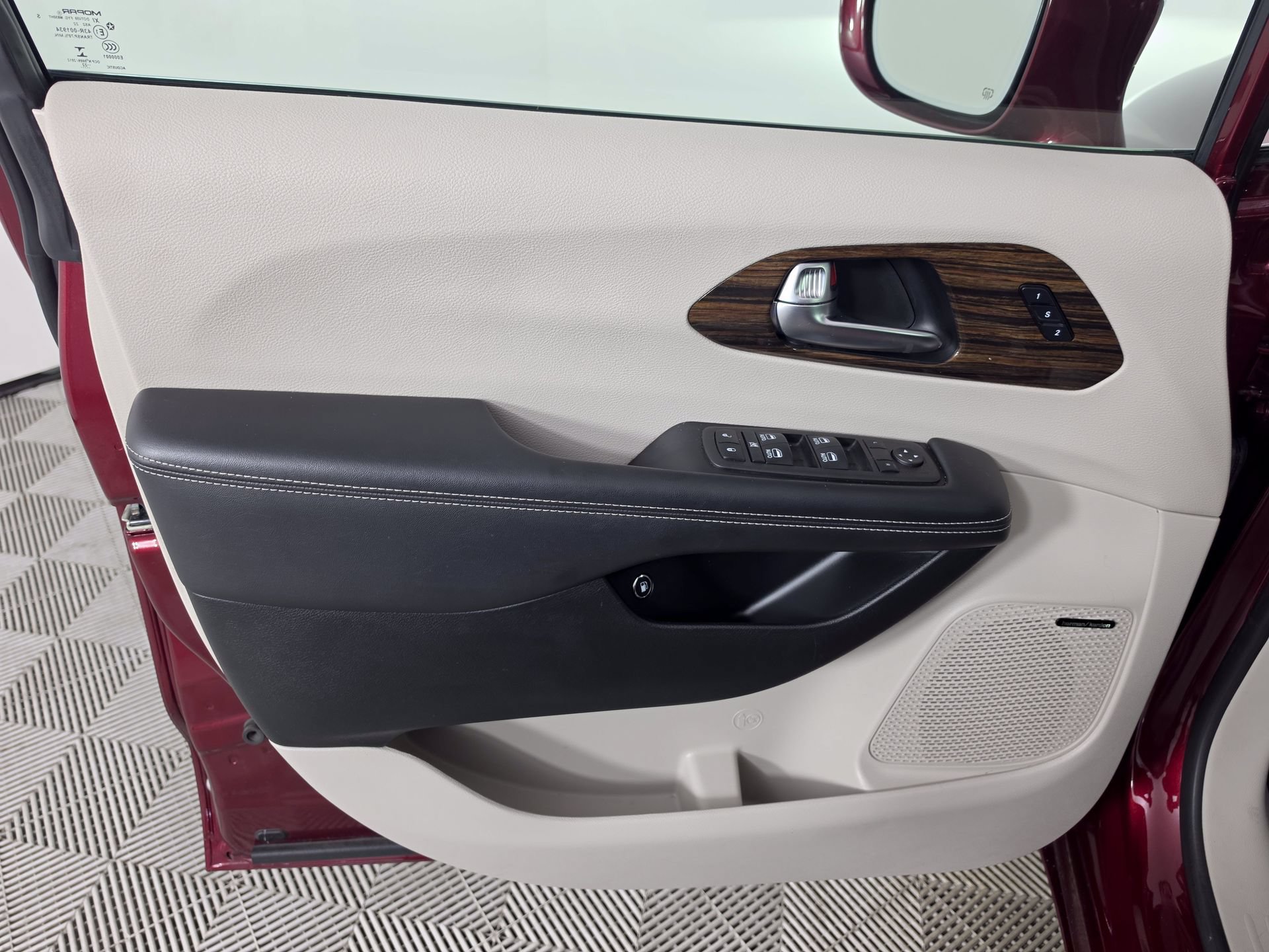 Used 2022 Chrysler Pacifica Limited w/ Uconnect Theater Family Group FWD image 18