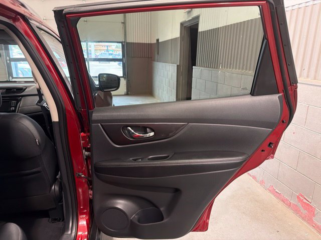 Used 2018 Nissan Rogue SV AWD/4WD image 12