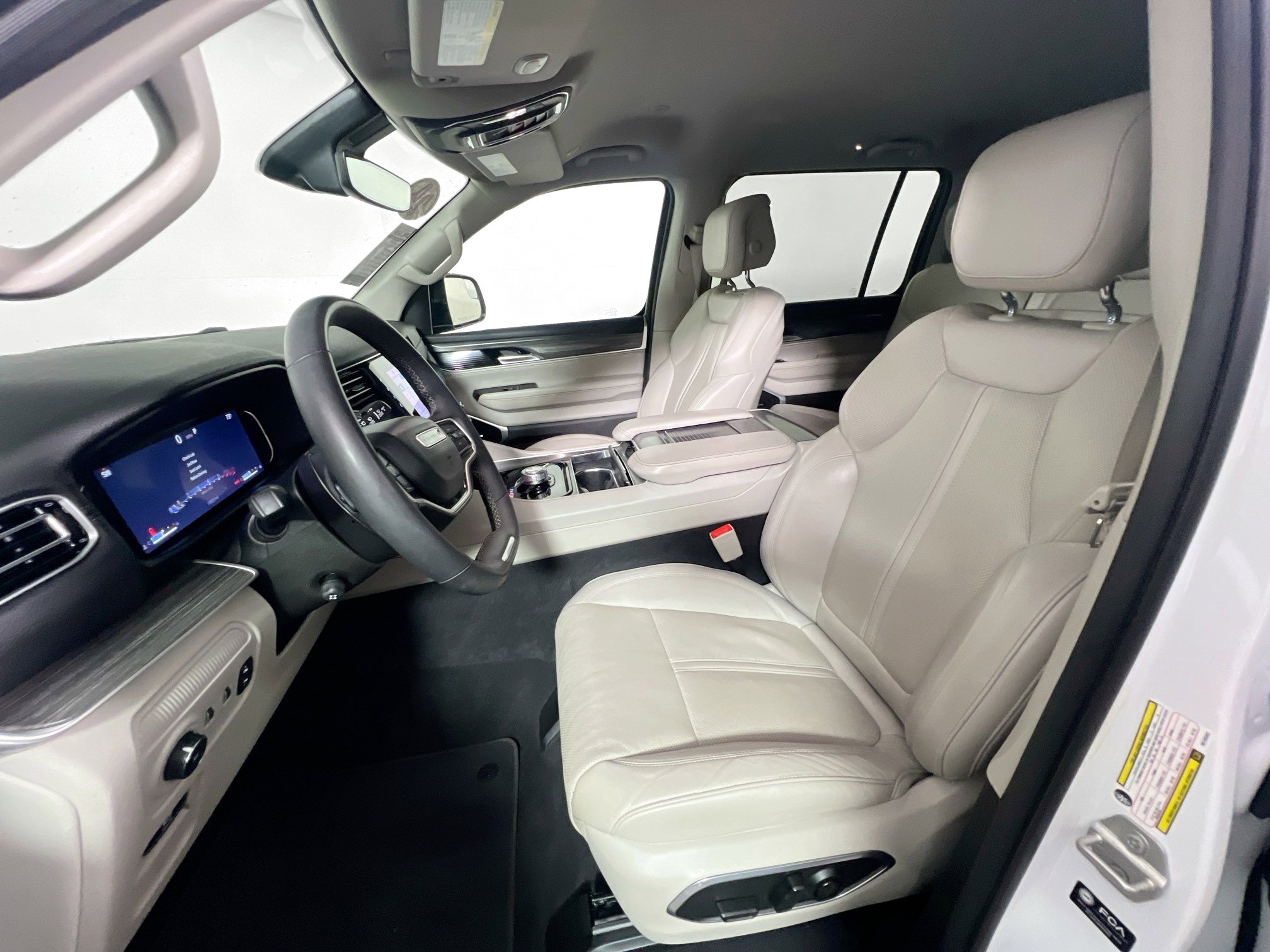 Used 2024 Jeep Wagoneer L Series II image 14