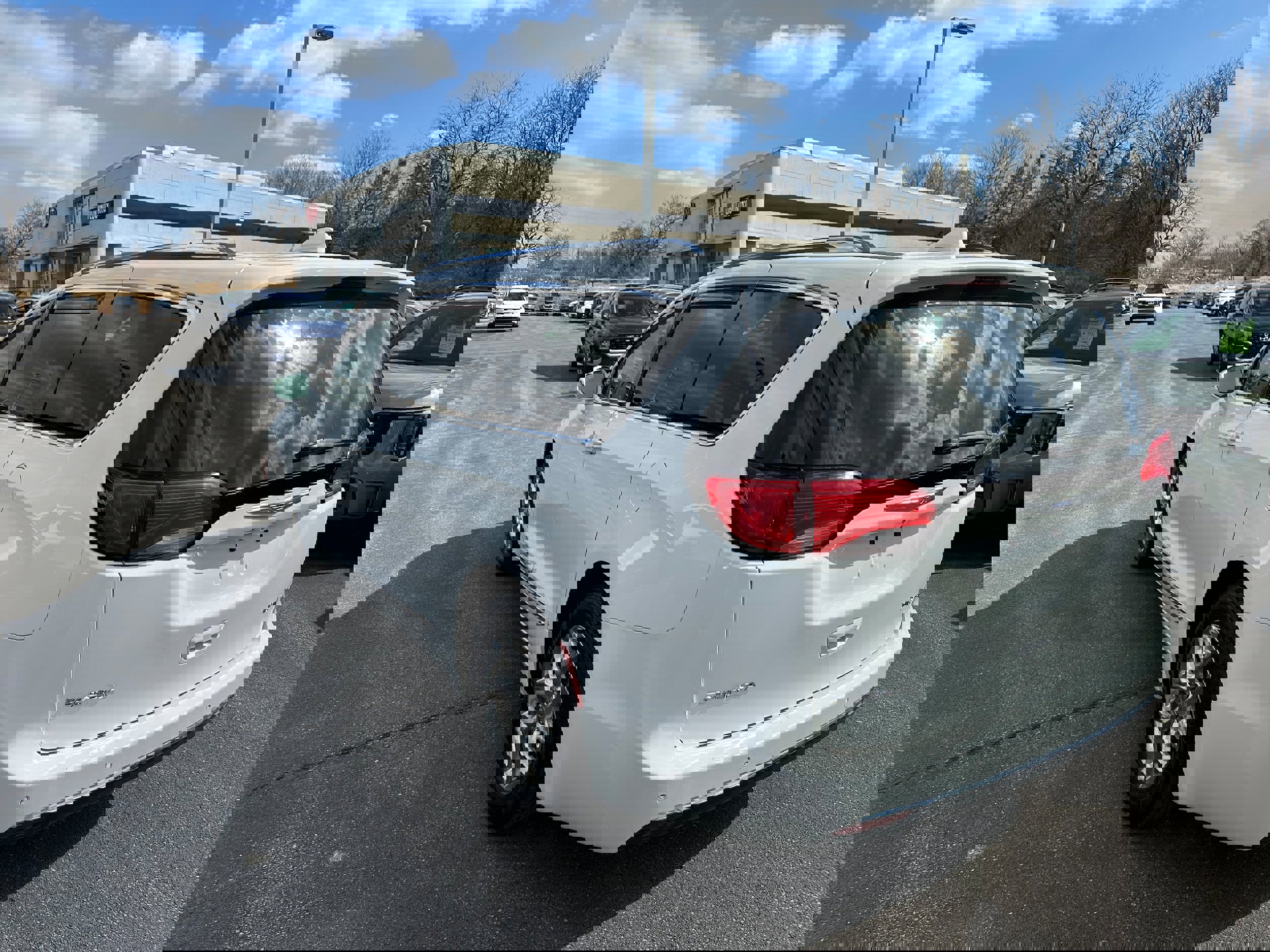 Used 2018 Chrysler Pacifica Limited image 7