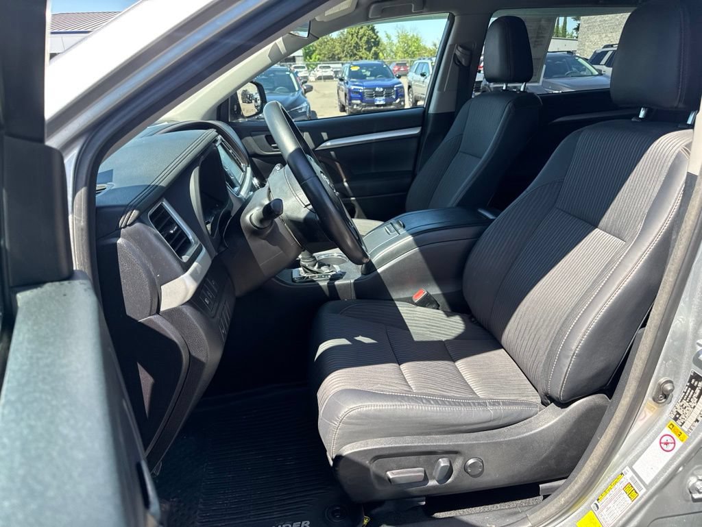 Used 2017 Toyota Highlander Plus AWD/4WD image 10