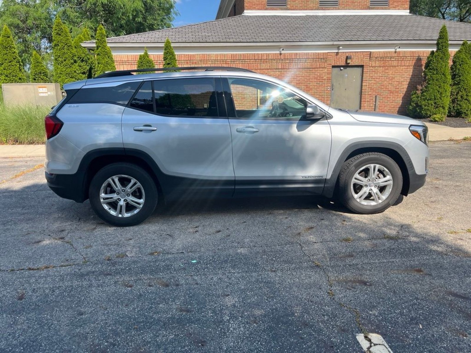 Used 2020 GMC Terrain SLE w/ Driver Convenience Package FWD image 4