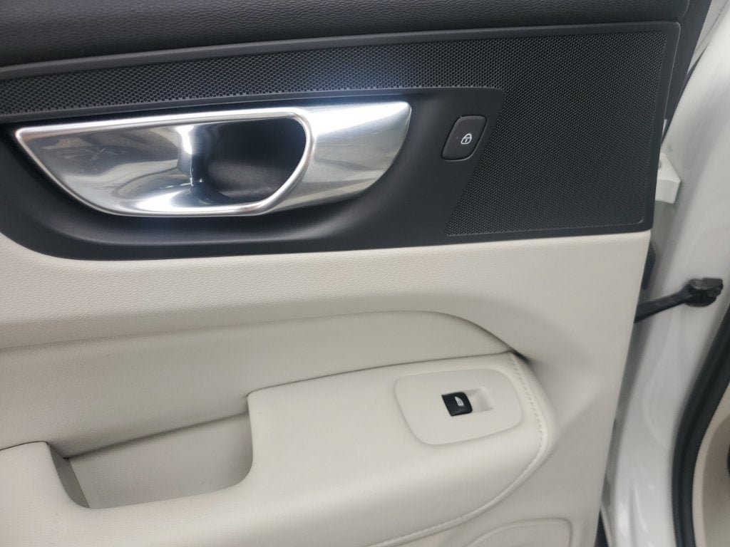 Used 2023 Volvo XC60 B5 Plus FWD image 34