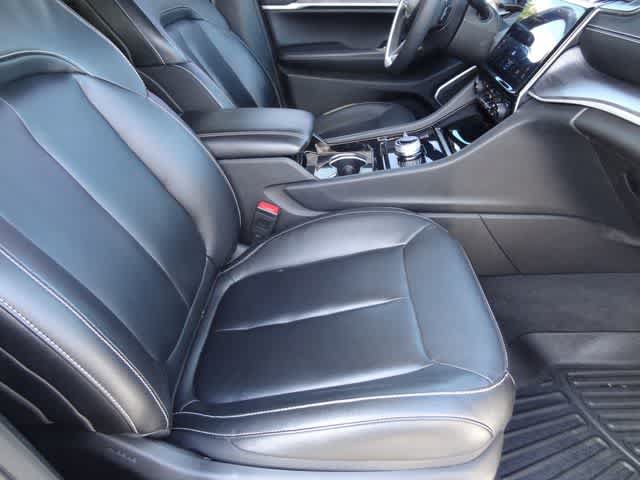 Used 2023 Jeep Grand Cherokee Limited w/ Black Appearance Package AWD/4WD image 17