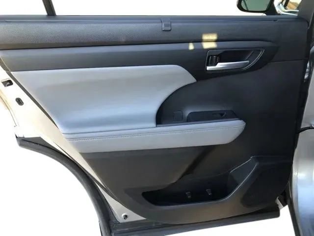 Used 2023 Toyota Highlander XLE image 27