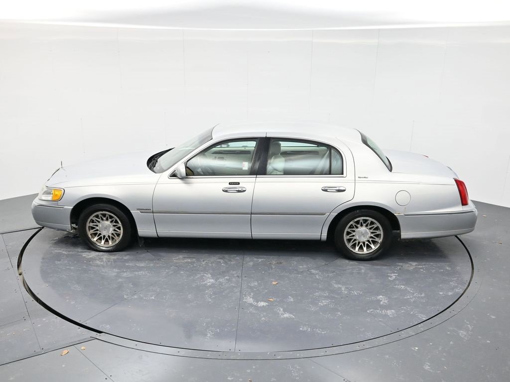 Used 2002 Lincoln Town Car Signature image 39