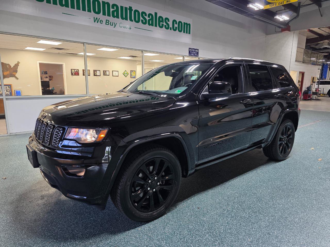 Used 2017 Jeep Grand Cherokee Altitude AWD/4WD image 2