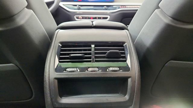 Used 2025 BMW X6 xDrive40i w/ Premium Package image 54