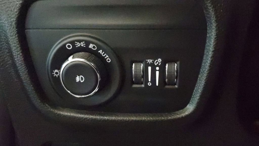 Used 2024 Jeep Grand Cherokee Limited w/ Black Appearance Package image 24