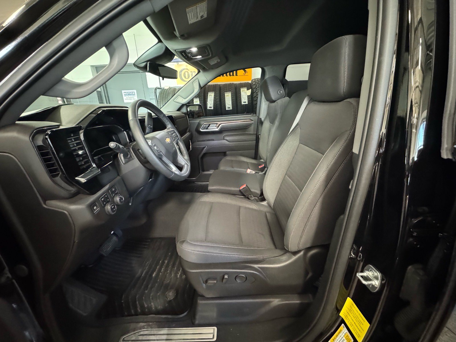 Used 2025 Chevrolet Silverado 1500 LT w/ Z71 Off-Road Package AWD/4WD image 18