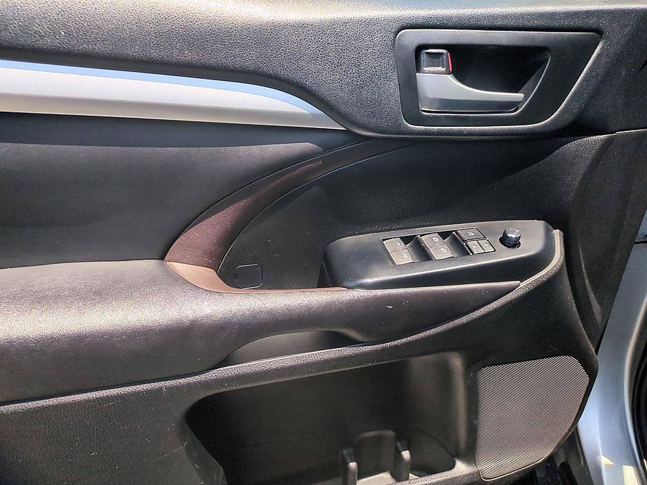 Used 2019 Toyota Highlander XLE FWD image 11