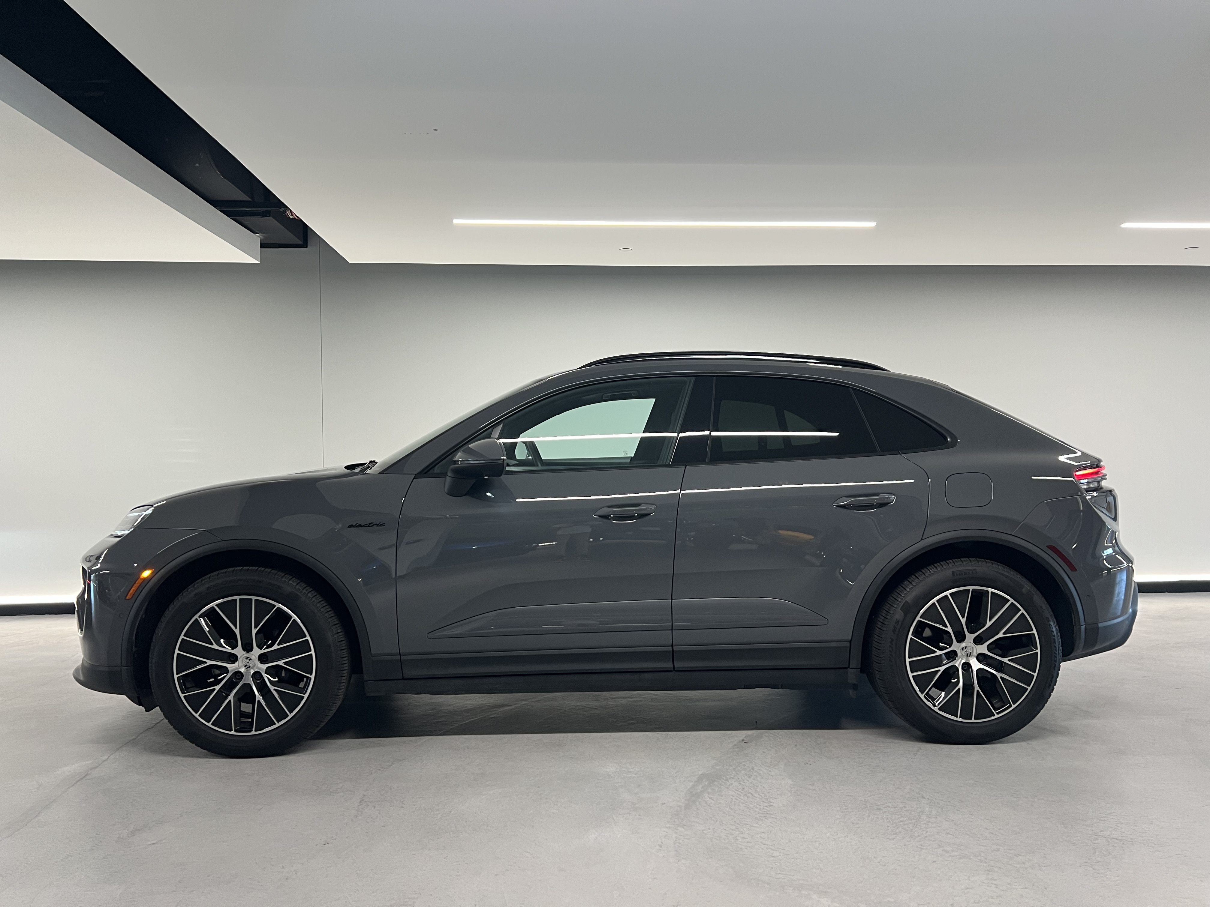 Used 2025 Porsche Macan Electric RWD image 11