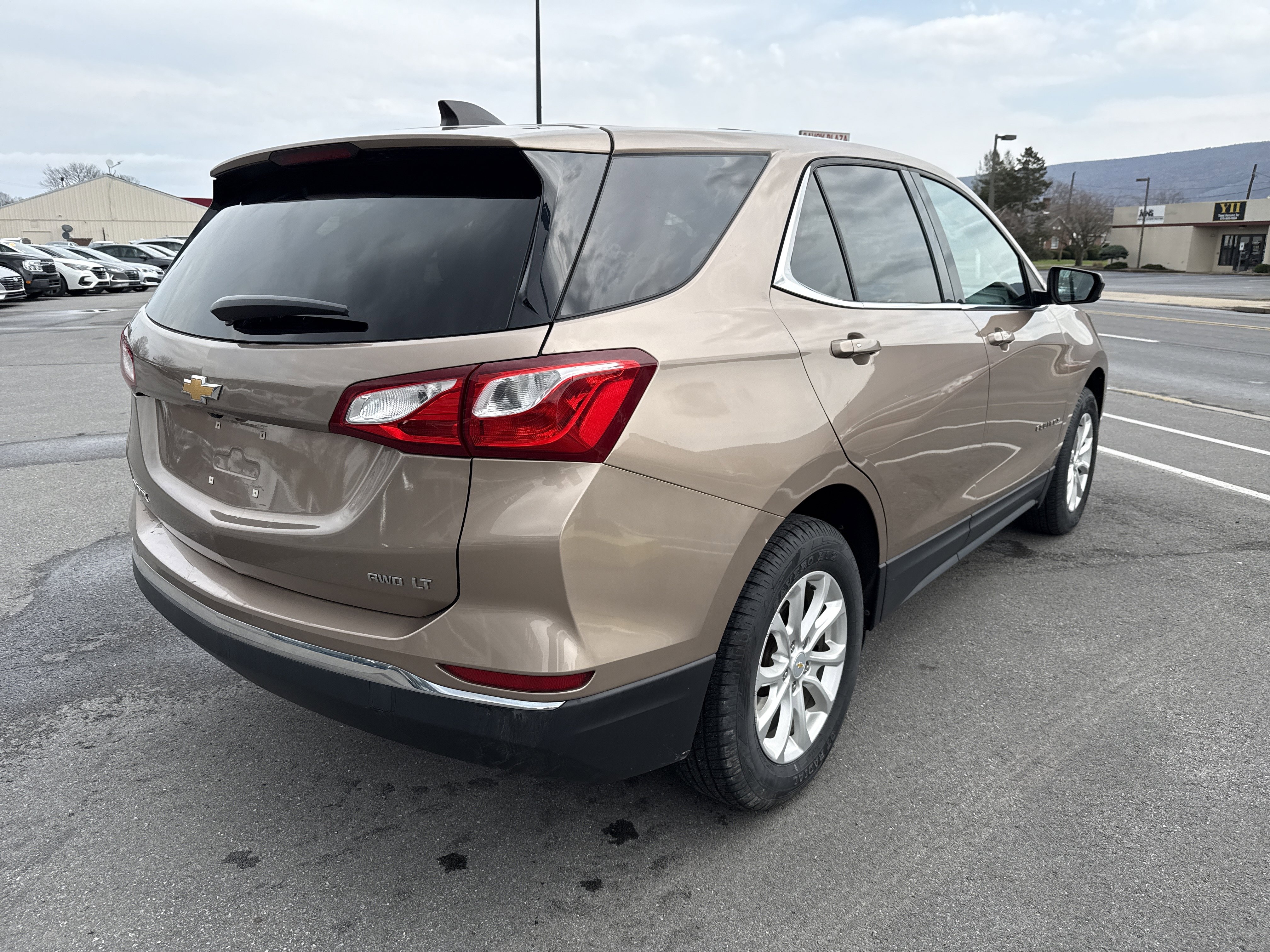 Used 2018 Chevrolet Equinox LT image 3