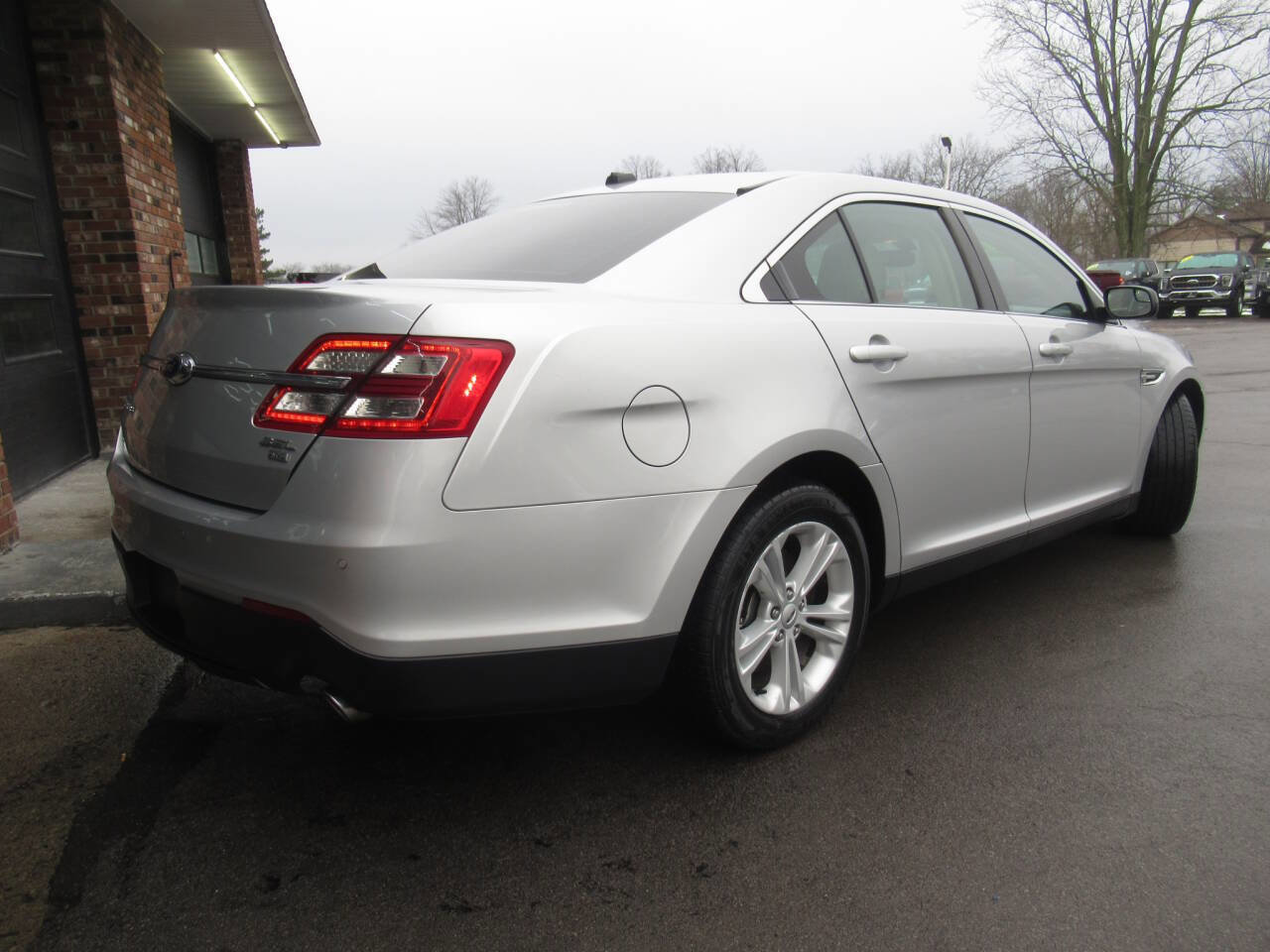Used 2015 Ford Taurus SEL w/ Equipment Group 201A AWD/4WD image 9