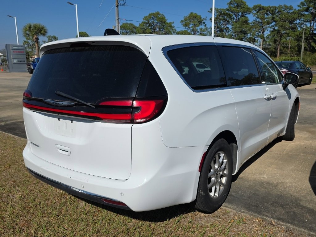 Certified 2023 Chrysler Pacifica Touring-L image 6