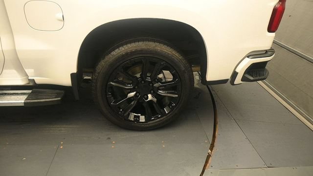 Used 2020 Chevrolet Silverado 1500 High Country w/ Technology Package AWD/4WD image 9