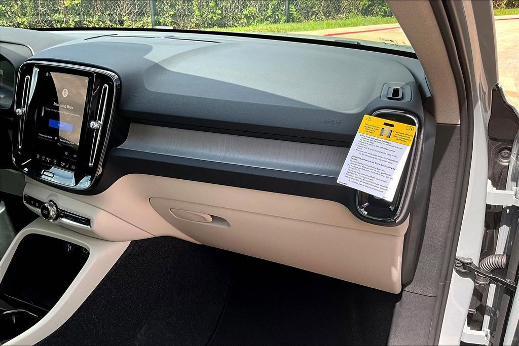 New 2026 Volvo XC40 B4 Plus w/ Protection Package Premier FWD image 11