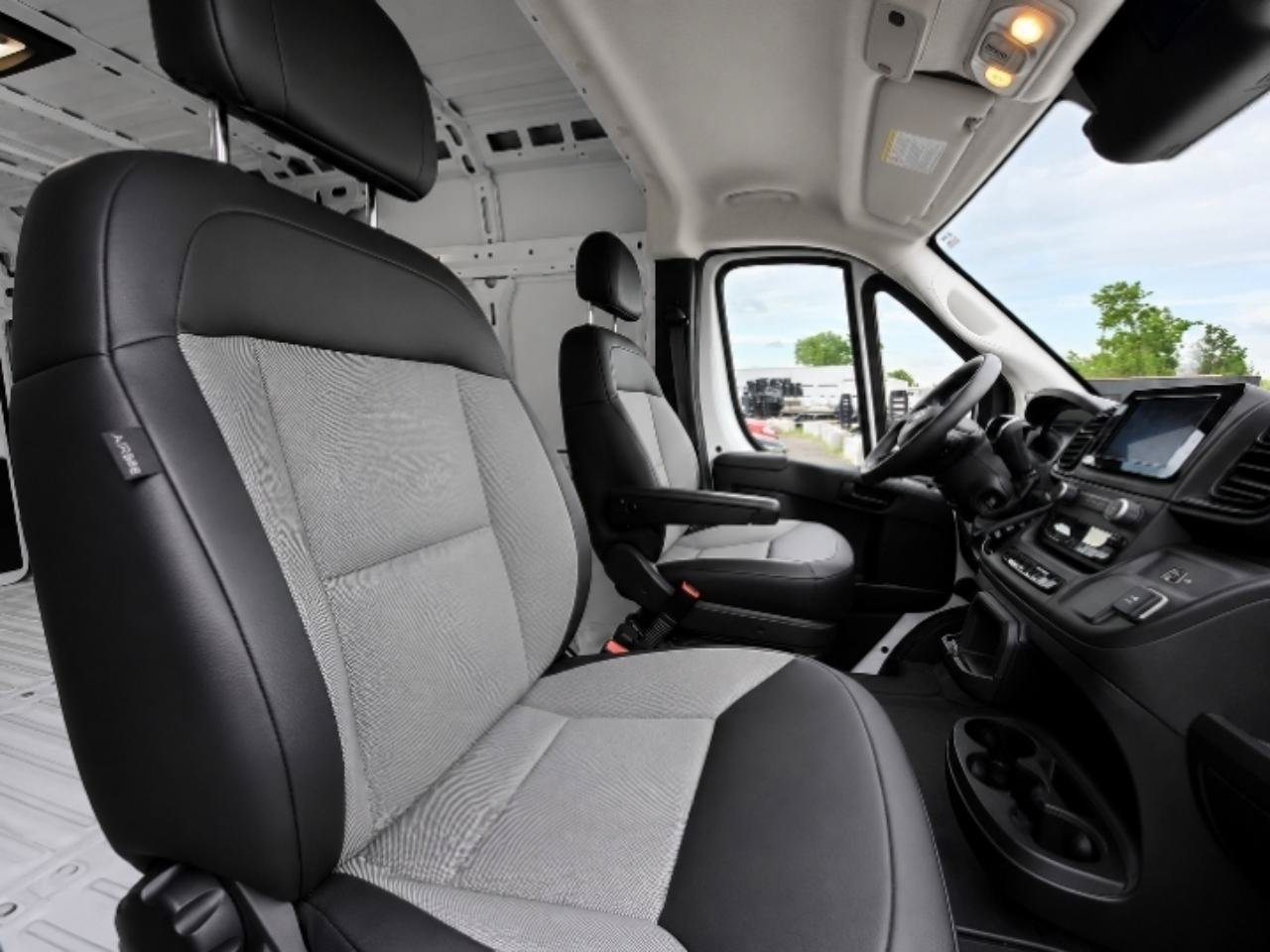 Used 2025 RAM ProMaster 2500 w/ Convenience Group FWD image 9