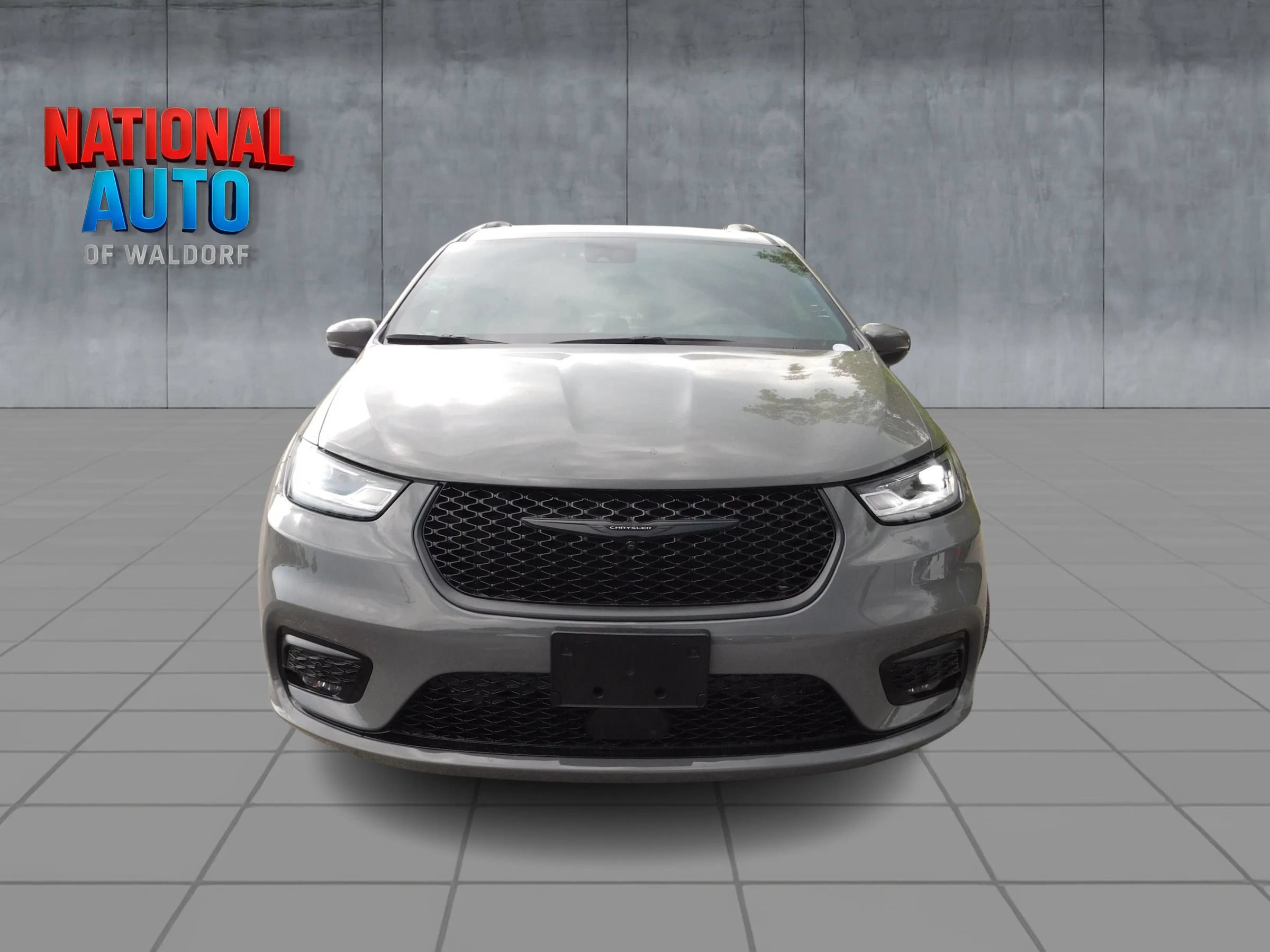 Used 2023 Chrysler Pacifica Touring-L w/ Uconnect Theater Family Group FWD image 3