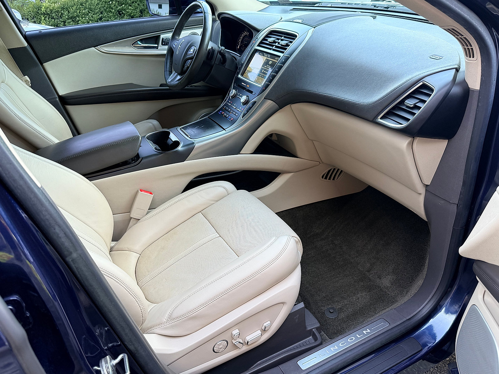 Used 2017 Lincoln MKX Reserve w/ Luxury Package AWD/4WD image 37