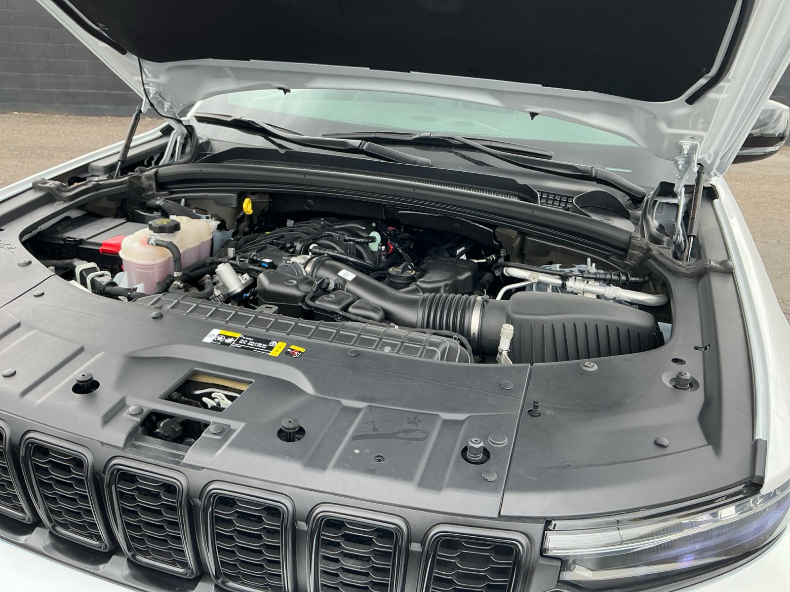 Used 2025 Jeep Grand Cherokee Altitude RWD image 23