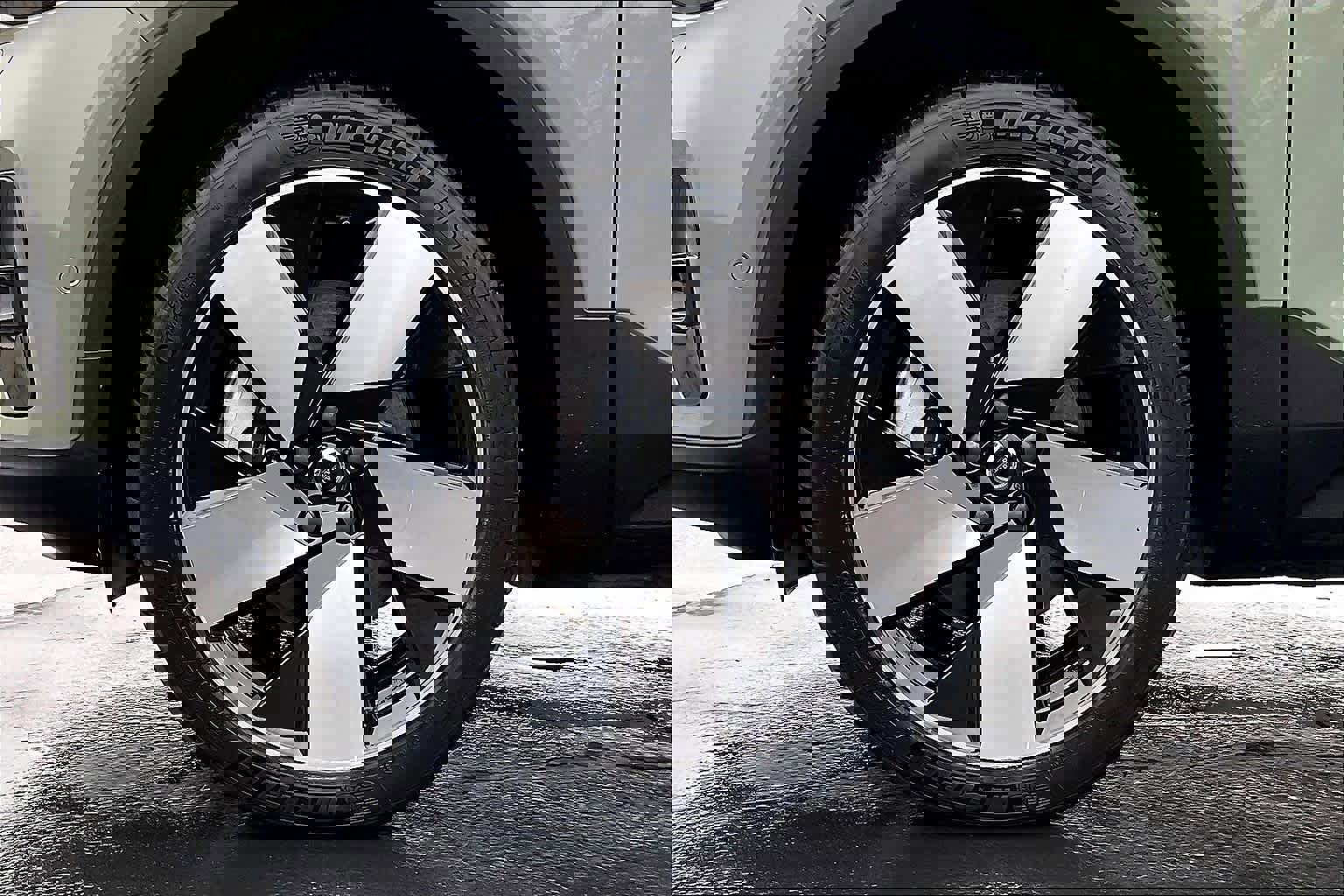 Used 2023 Volvo XC40 Recharge Ultimate image 12