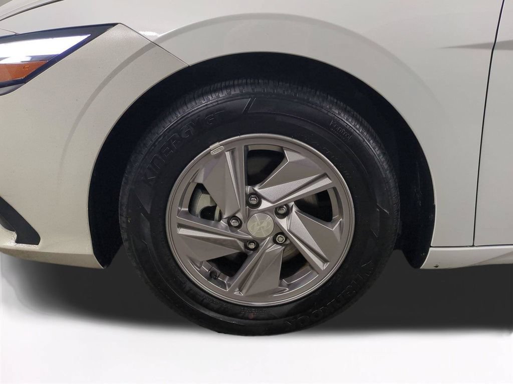 Used 2025 Hyundai Elantra SE FWD image 11