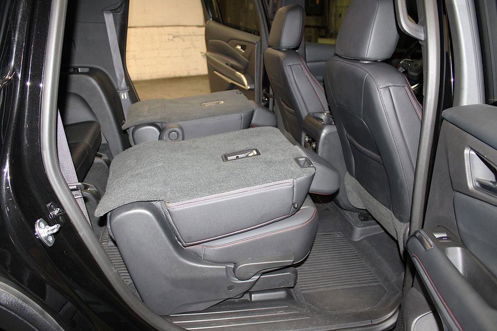 Used 2025 Chevrolet Traverse Z71 w/ LPO, Floor Liner Package AWD/4WD image 36