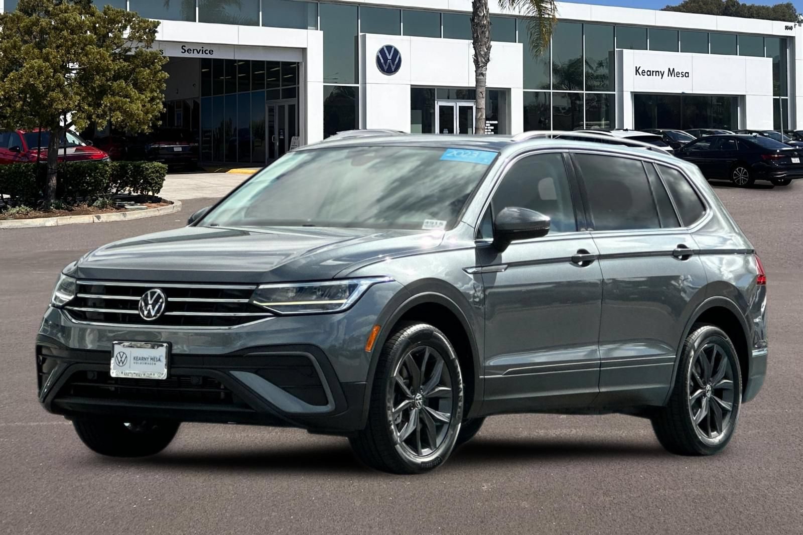 Used 2023 Volkswagen Tiguan SE w/ Panoramic Sunroof Package FWD image 8