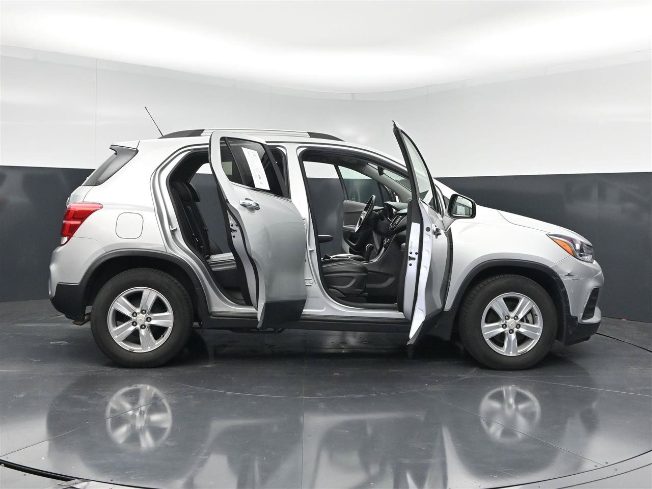 Used 2018 Chevrolet Trax LT w/ LT Convenience Package FWD image 39