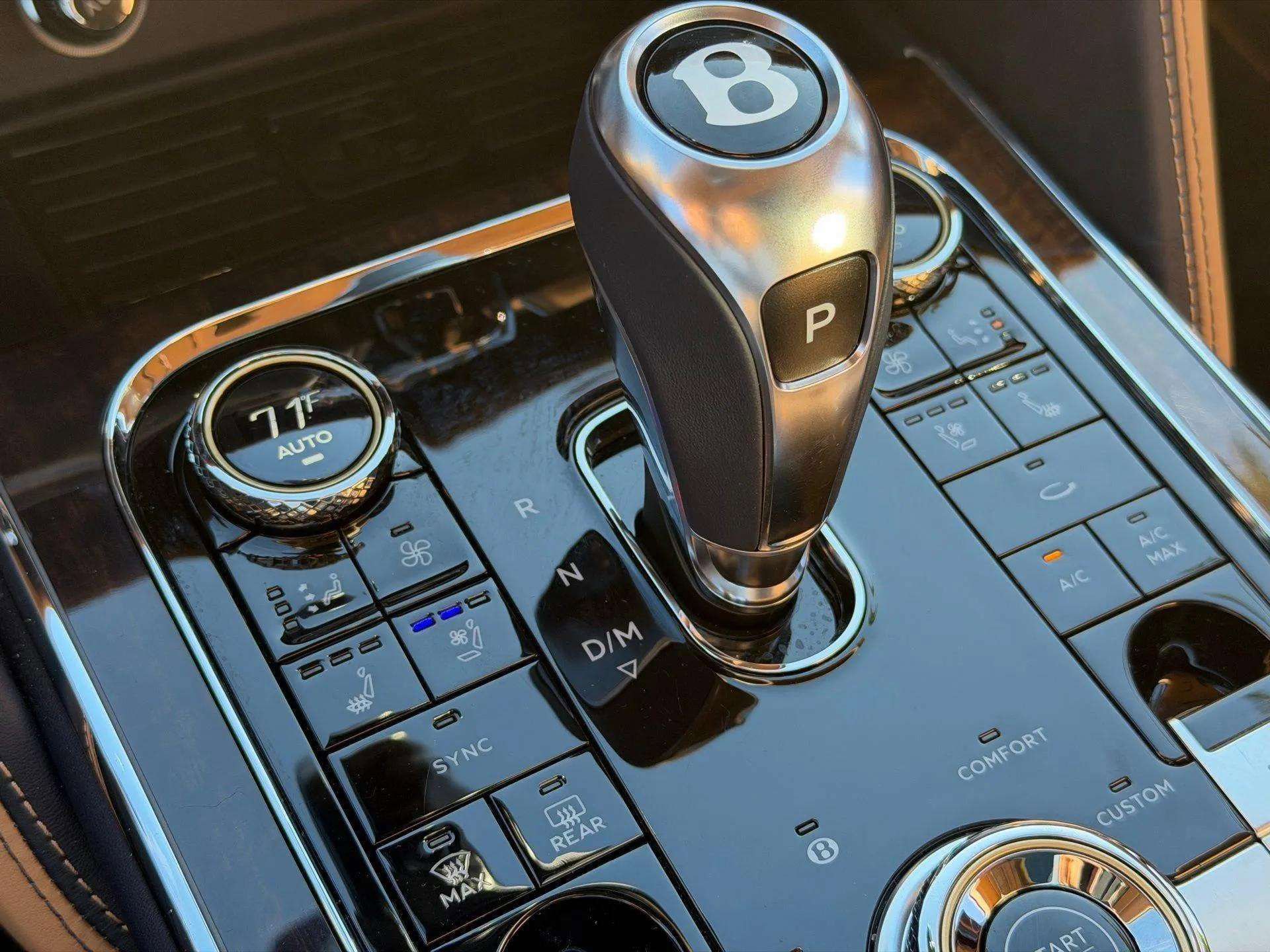 Used 2025 Bentley Flying Spur Plug-In Hybrid image 25