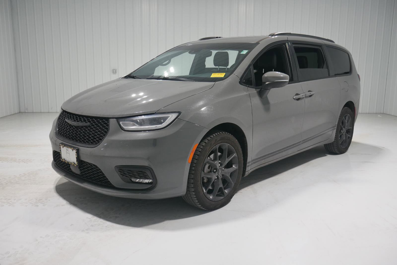 Used 2023 Chrysler Pacifica Touring-L w/ S Appearance Package image 1