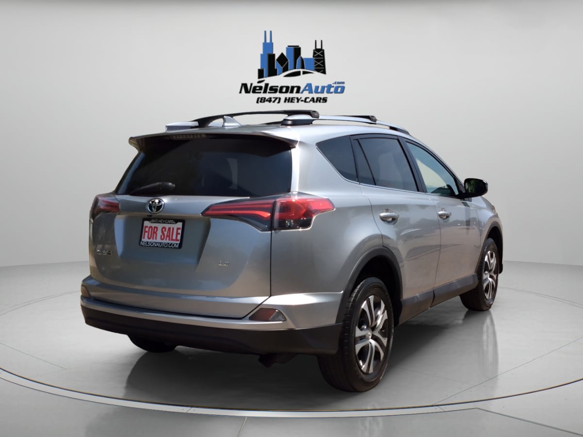 Used 2018 Toyota RAV4 LE FWD image 4