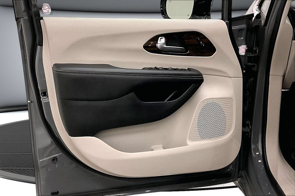 Used 2023 Chrysler Pacifica Limited FWD image 20